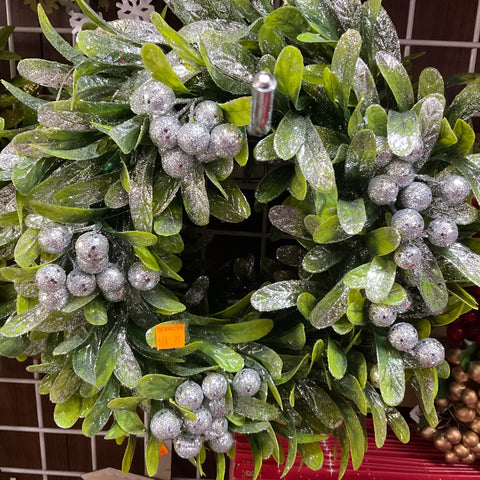 30CM MISTLETOE WREATH WITH BERRIES